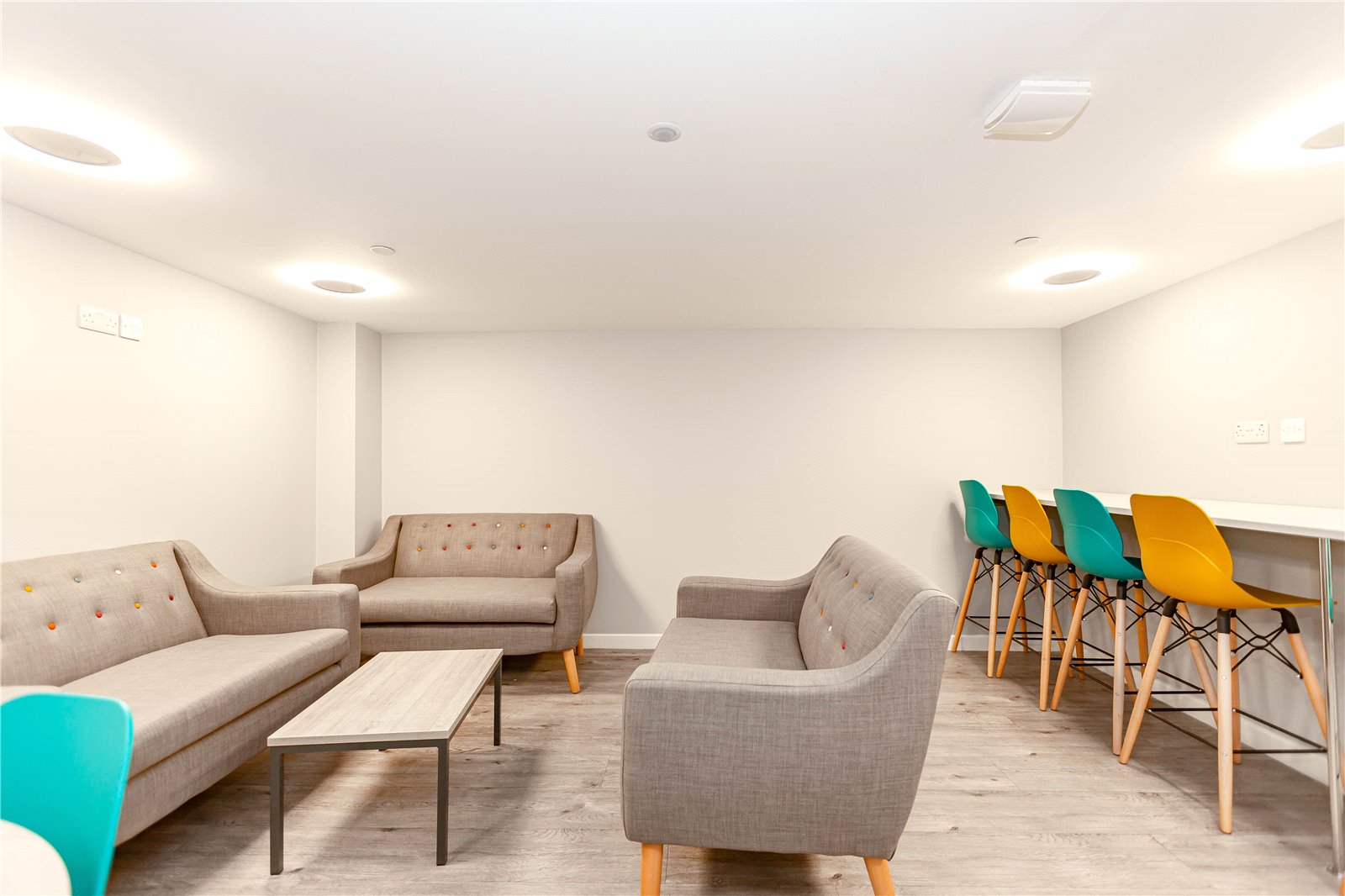 4 bedroom Flat to let in The Square, Long Down Avenue, Bristol
