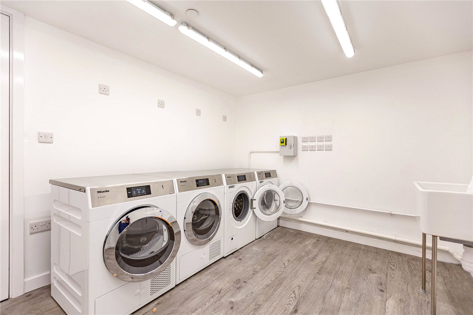 1 bedroom Flat to let in The Square, Long Down Avenue, Bristol