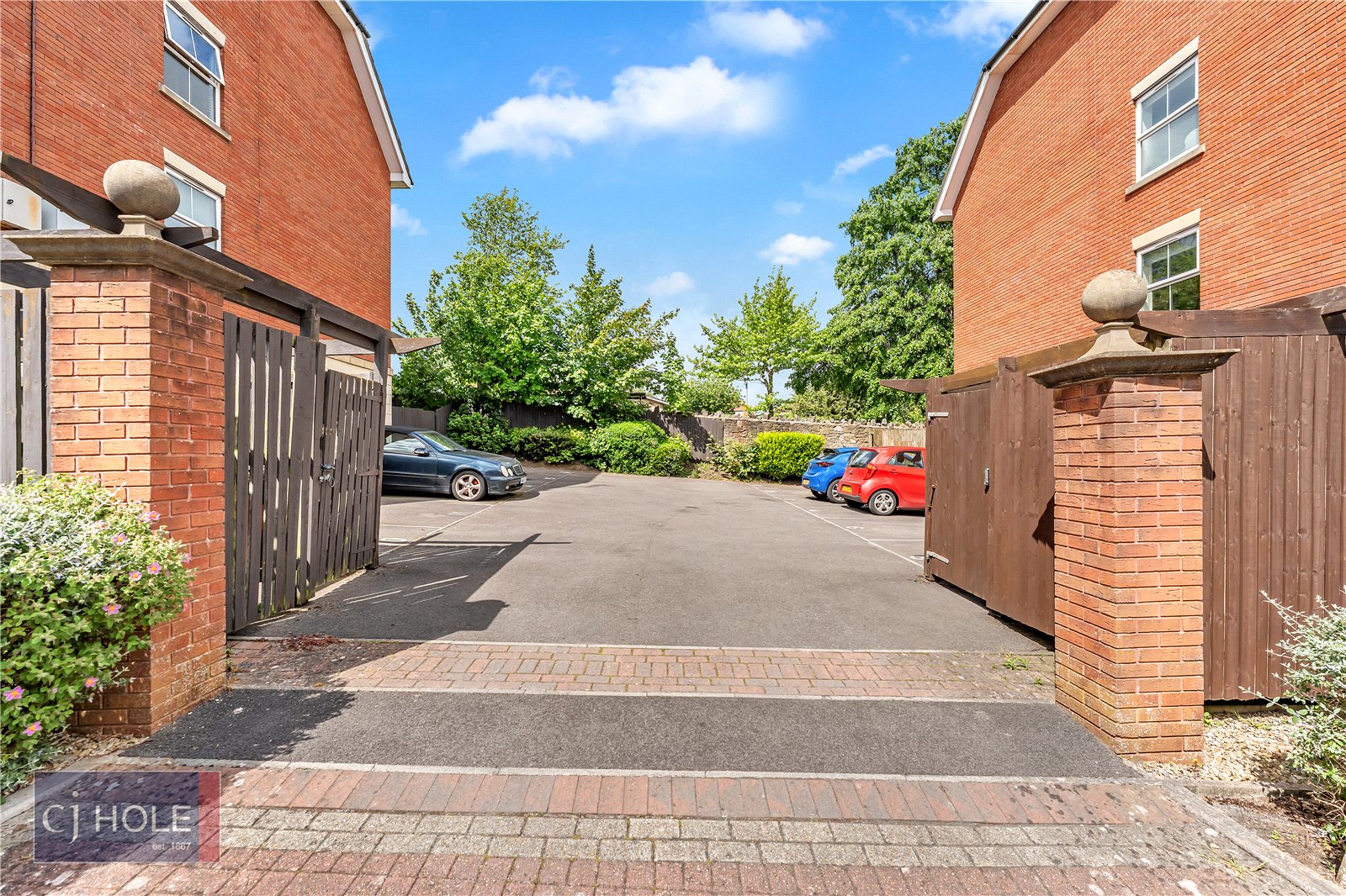 2 bedroom Flat to let in Bristol, Gloucestershire