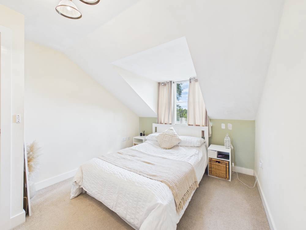 2 bedroom Flat for sale in Clarence Road, Kingswood