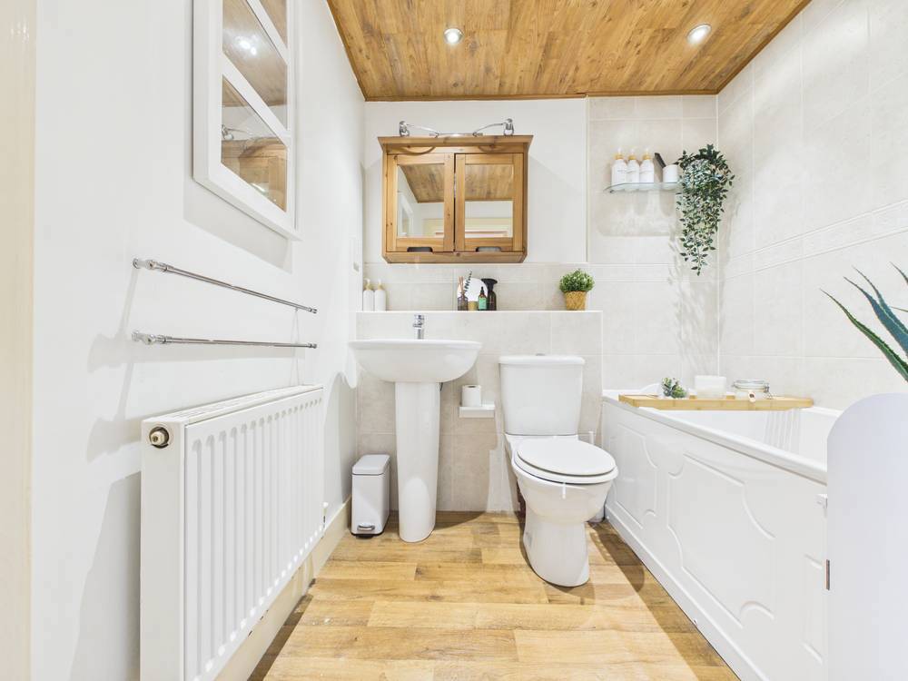 2 bedroom Flat for sale in Clarence Road, Kingswood