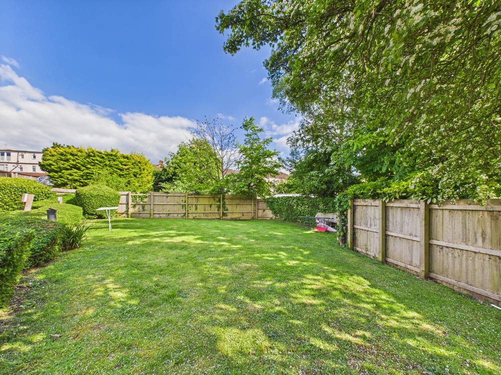 2 bedroom Flat for sale in Clarence Road, Kingswood