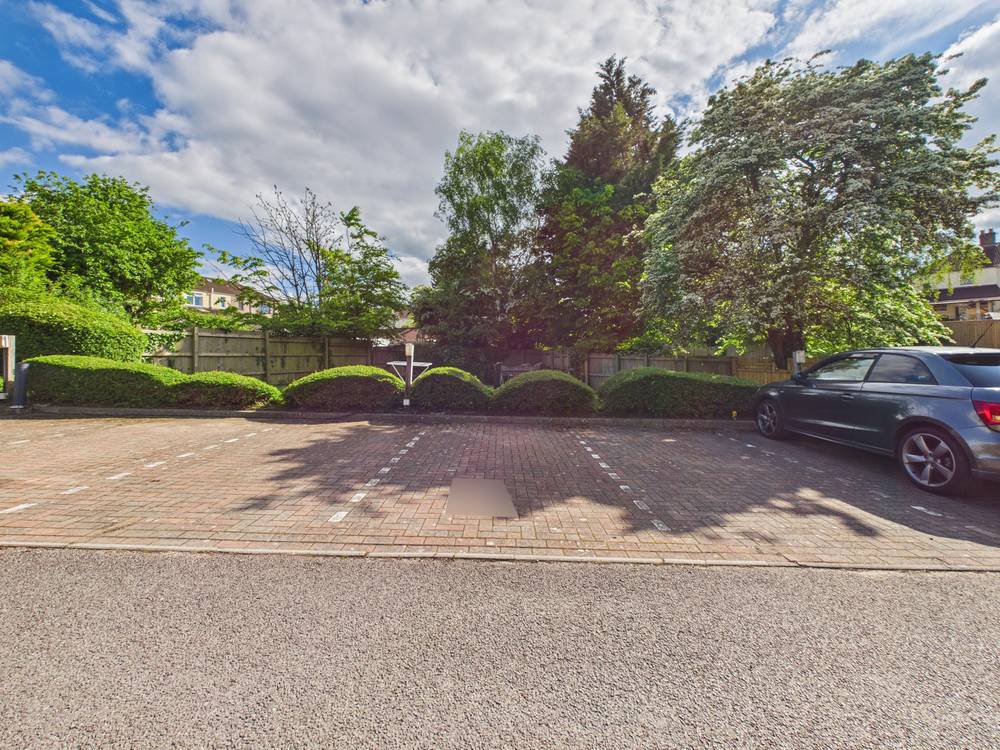 2 bedroom Flat for sale in Clarence Road, Kingswood