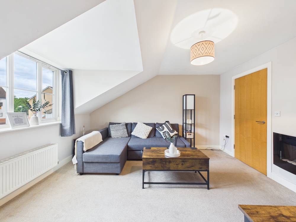 2 bedroom Flat for sale in Clarence Road, Kingswood