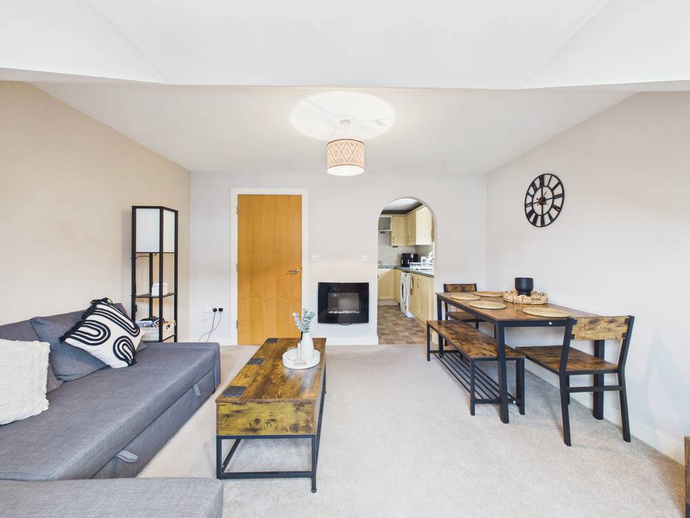2 bedroom Flat for sale in Clarence Road, Kingswood