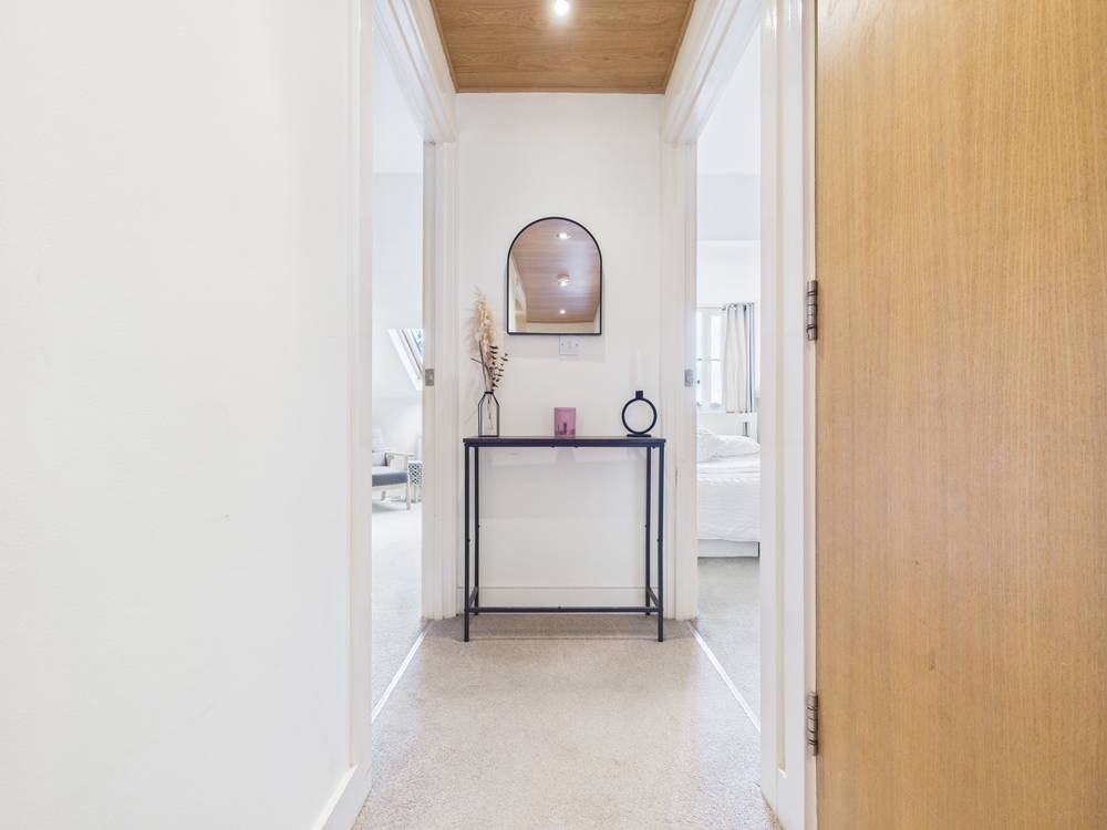 2 bedroom Flat for sale in Clarence Road, Kingswood