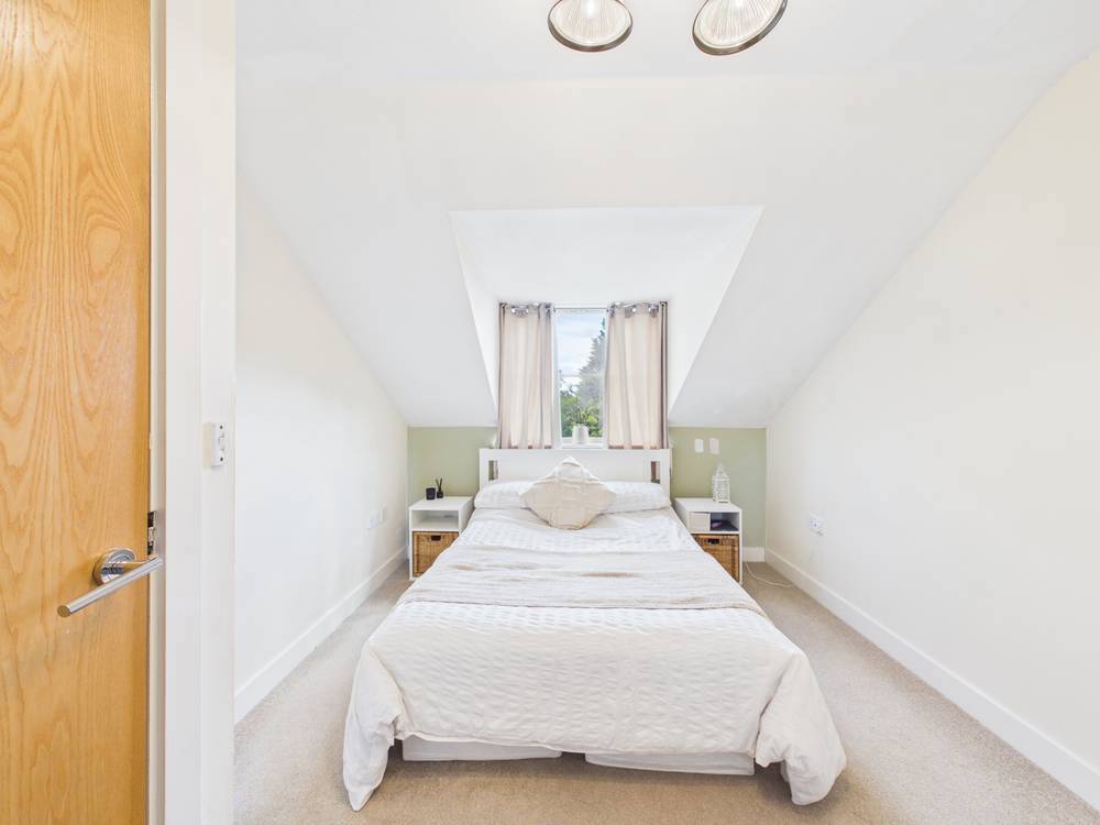 2 bedroom Flat for sale in Clarence Road, Kingswood