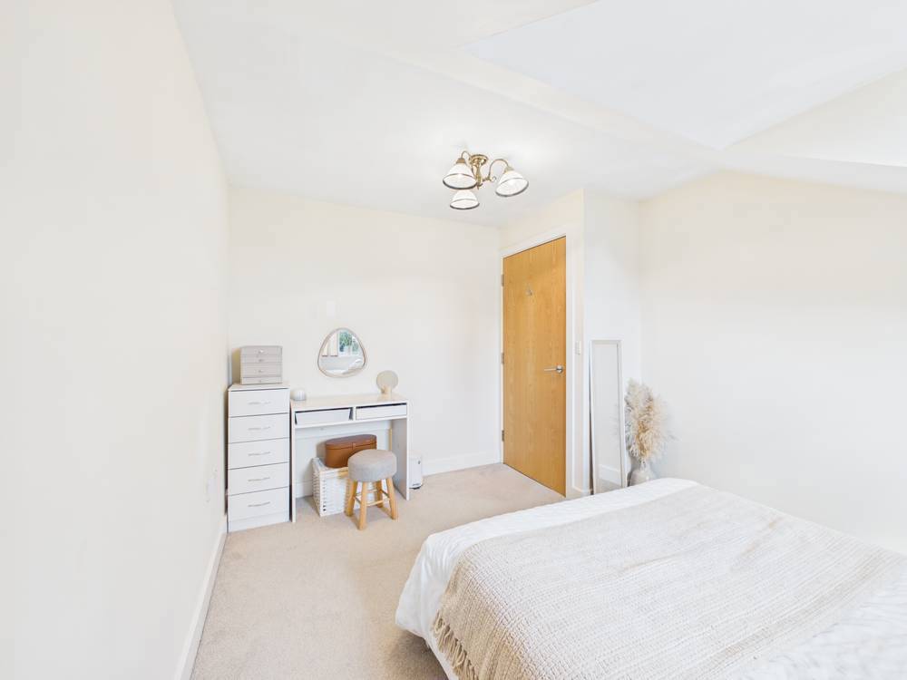 2 bedroom Flat for sale in Clarence Road, Kingswood