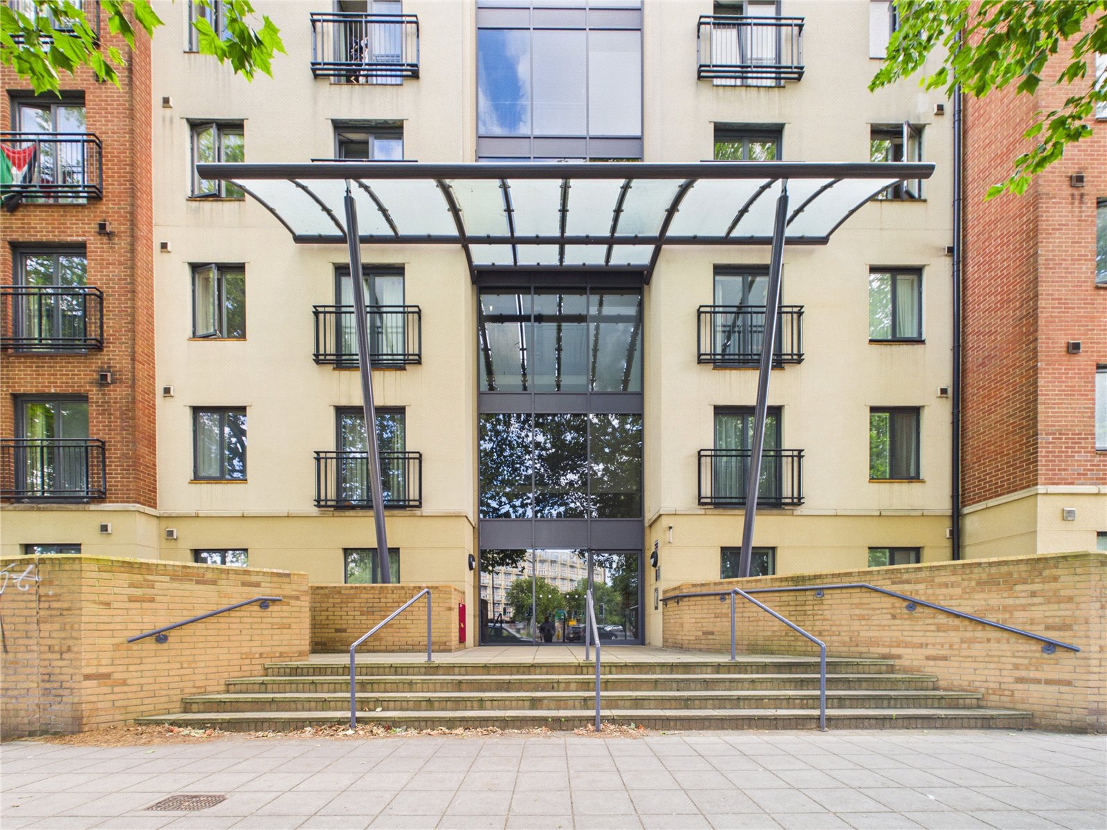 2 bedroom Flat for sale in Squires Court, Bristol