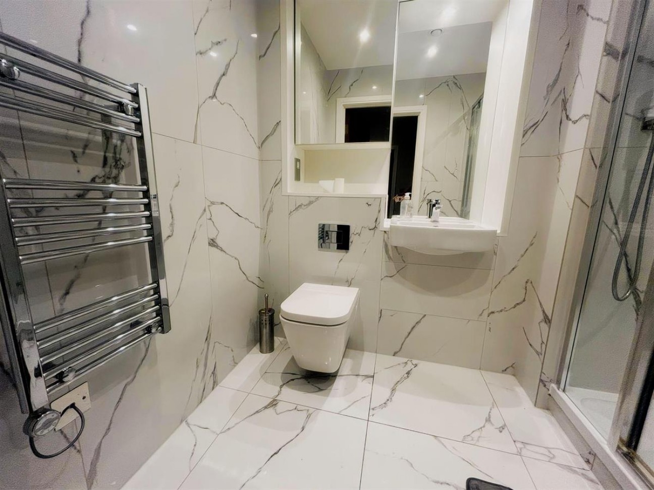 Flat , Avalon Point Silvocea Way, London