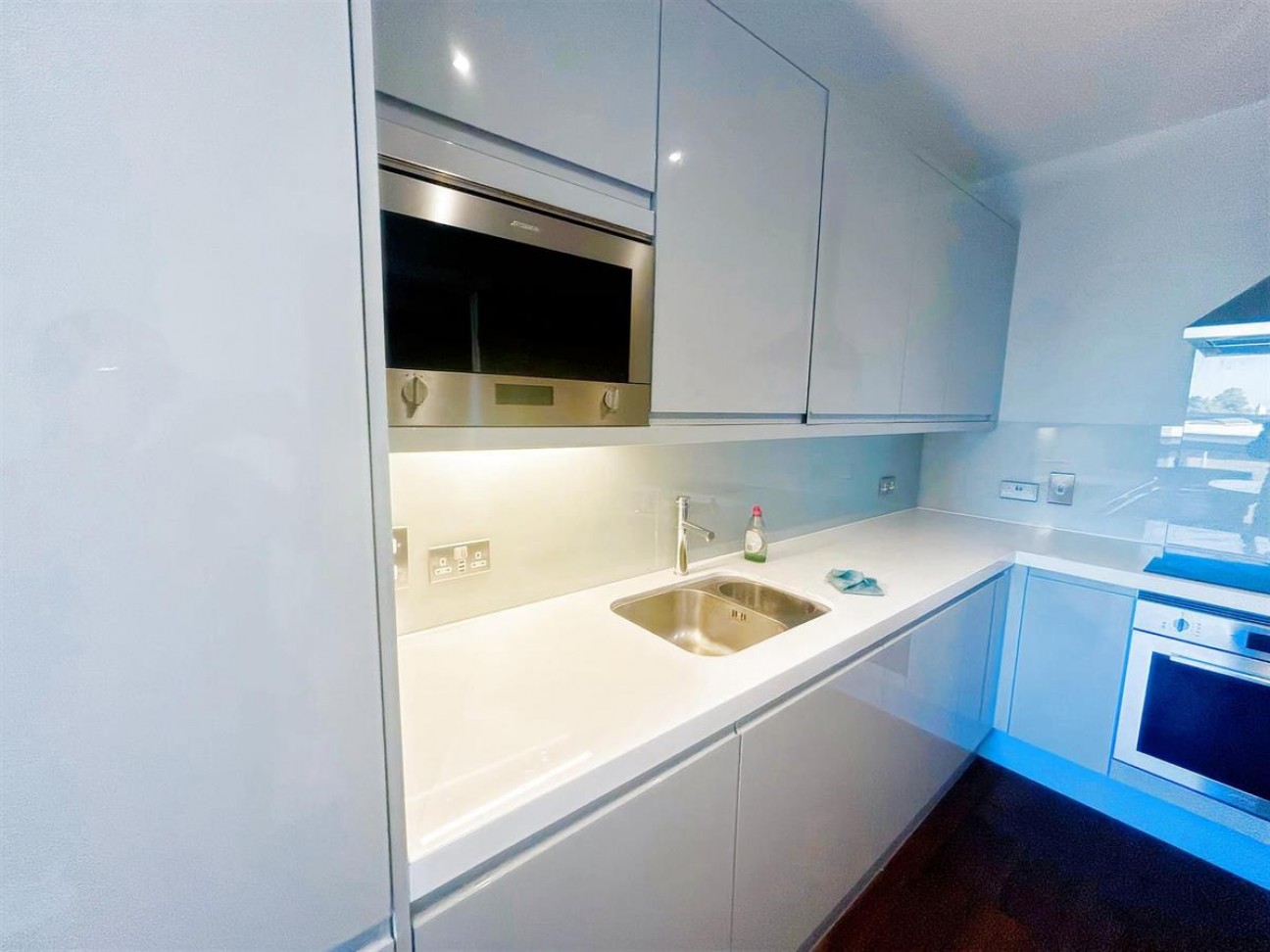 Flat , Avalon Point Silvocea Way, London