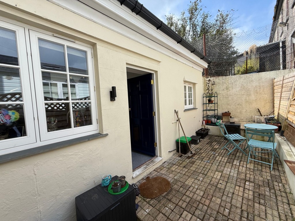 3 Bank Place, Falmouth, TR11