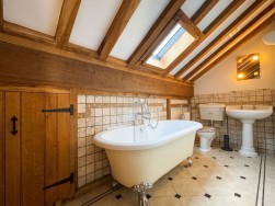 Petty France, Badminton, GL9