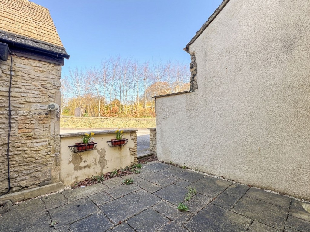 Petty France, Badminton, GL9