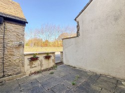 Petty France, Badminton, GL9