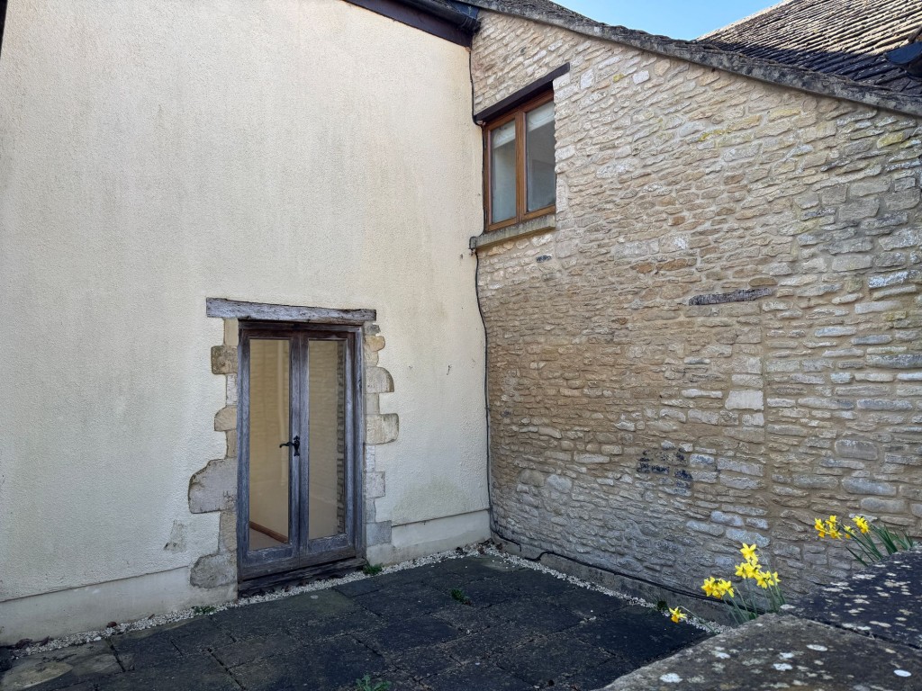 Petty France, Badminton, GL9