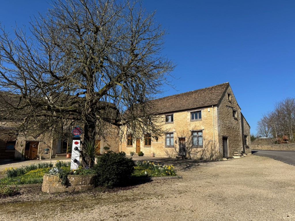 Petty France, Badminton, GL9