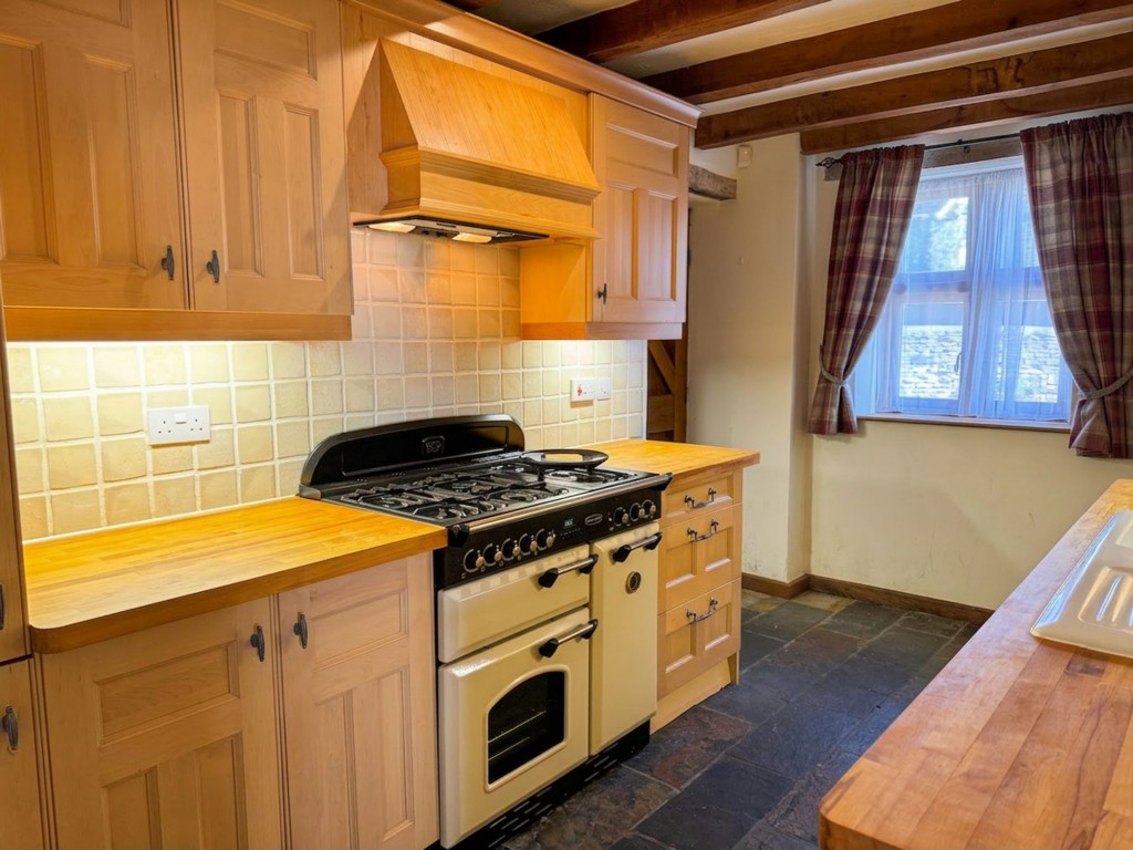 Petty France, Badminton, GL9