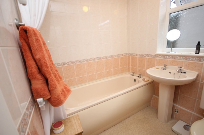 2 bedroom Bungalow for Sale Wilstead, Bedfordshire