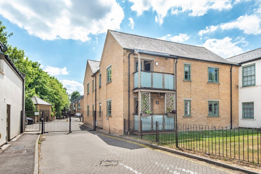 2 bedroom Flat for Letting Nightingale Road, Hitchin, Hertfordshire