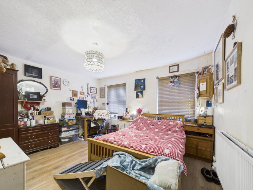 2 bedroom Flat for Sale High Street, Royston, Hertfordshire