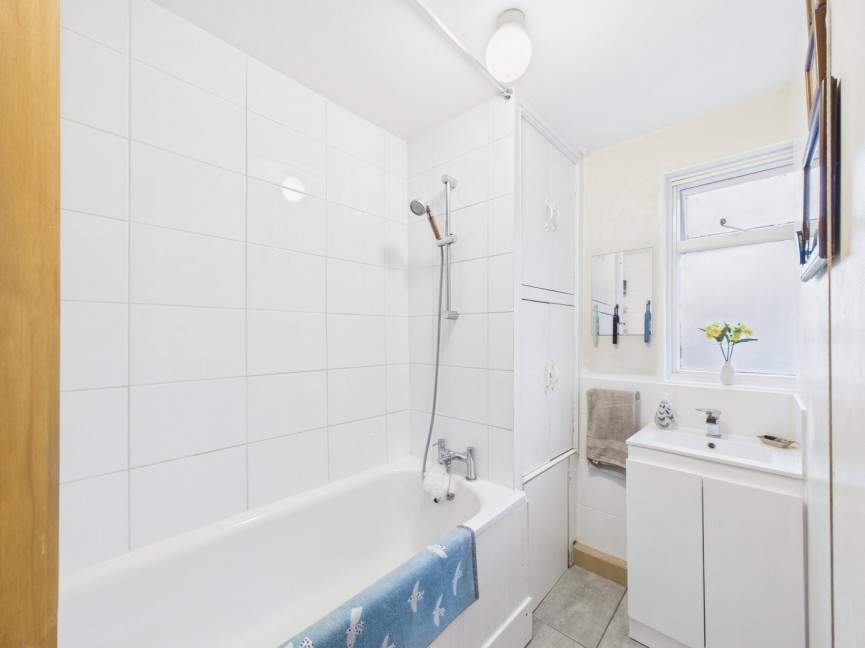 2 bedroom Flat for Sale High Street, Royston, Hertfordshire