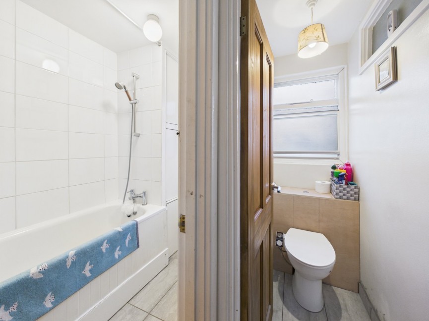 2 bedroom Flat for Sale High Street, Royston, Hertfordshire