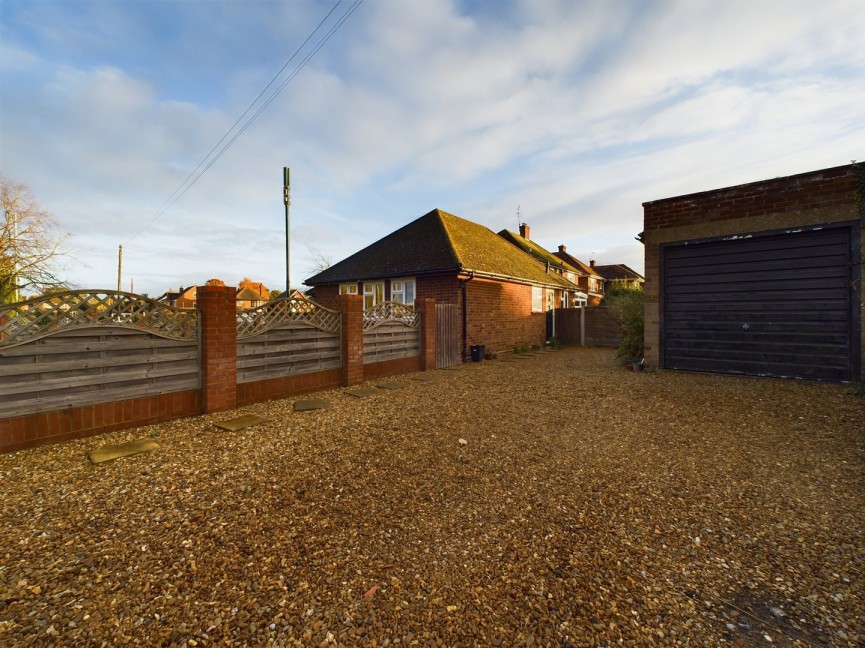3 bedroom Bungalow for Letting Bedford Road, Hitchin, Hertfordshire