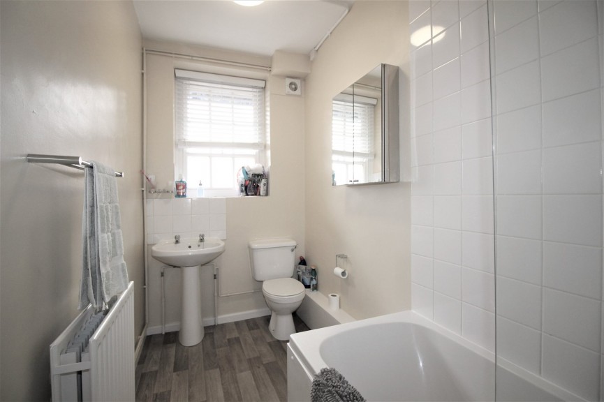 2 bedroom Flat for Letting Queen Street, Hitchin, Hertfordshire