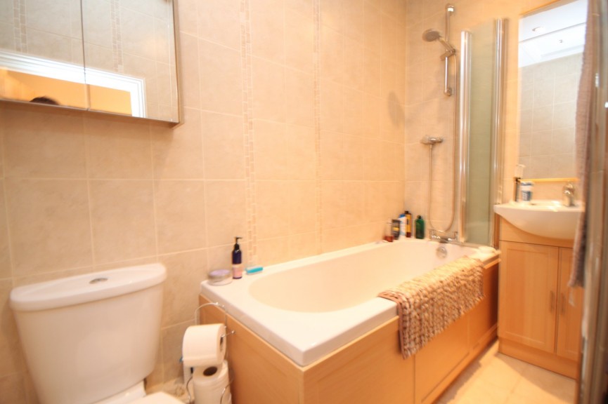 2 bedroom House for Letting High Street, Shefford, Bedfordshire