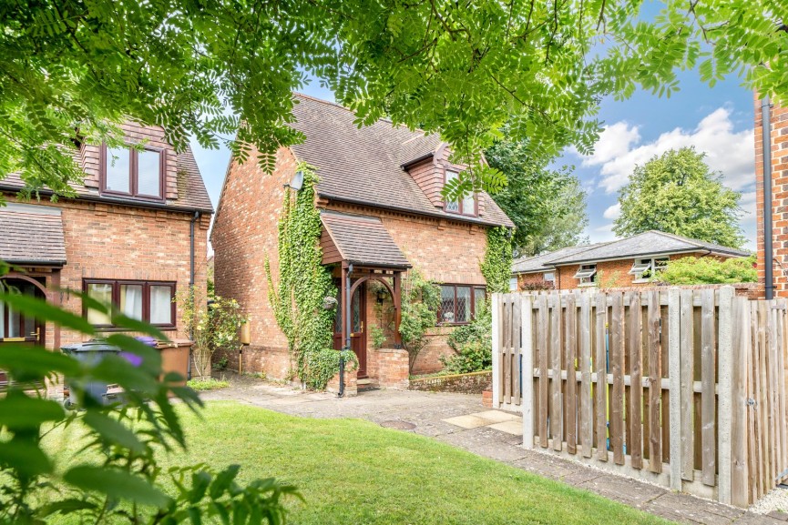 2 bedroom House for Sale High Street, Baldock, Hertfordshire