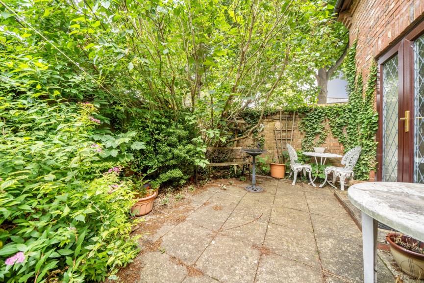2 bedroom House for Sale High Street, Baldock, Hertfordshire
