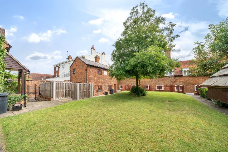 2 bedroom House for Sale High Street, Baldock, Hertfordshire