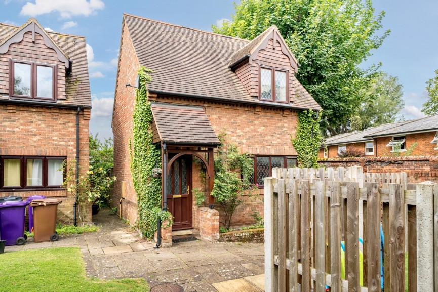 2 bedroom House for Sale High Street, Baldock, Hertfordshire