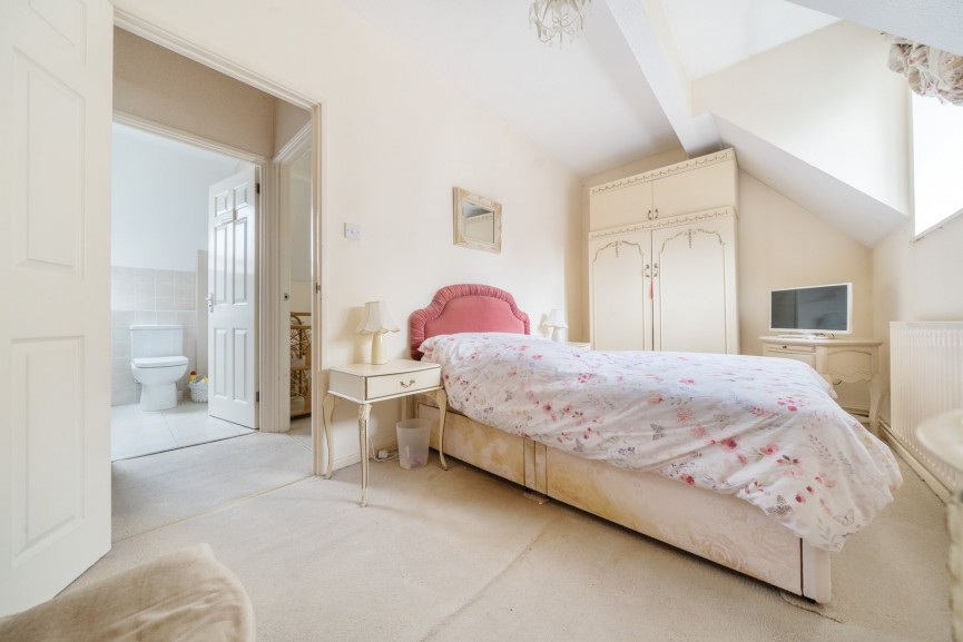 2 bedroom House for Sale High Street, Baldock, Hertfordshire