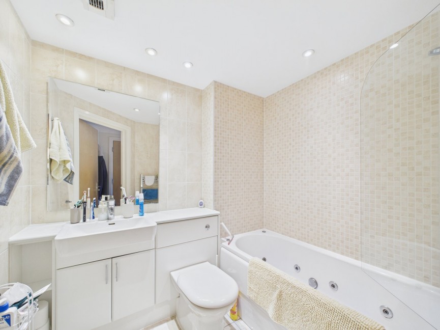 2 bedroom Flat for Sale Bridge Street, Hitchin, Hertfordshire