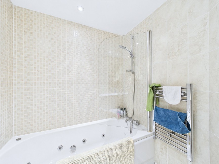 2 bedroom Flat for Sale Bridge Street, Hitchin, Hertfordshire