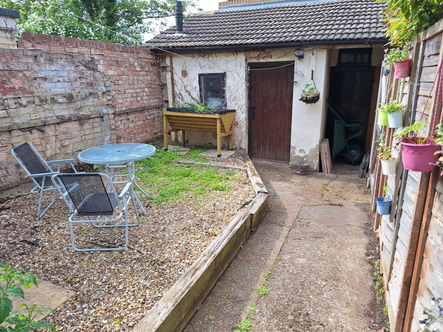 2 bedroom House for Sale Potton Road, Biggleswade, Bedfordshire