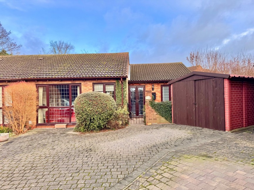 2 bedroom Bungalow for Sale Larkins Close, Baldock, Hertfordshire