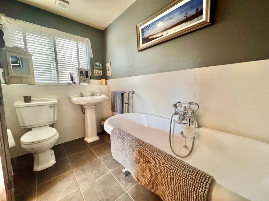 2 bedroom Bungalow for Sale Larkins Close, Baldock, Hertfordshire