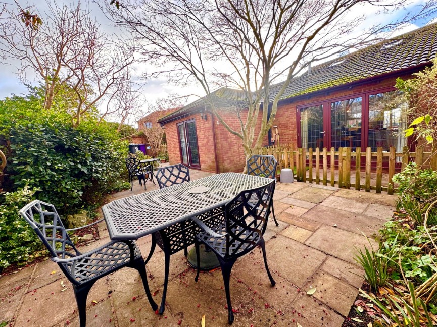 2 bedroom Bungalow for Sale Larkins Close, Baldock, Hertfordshire