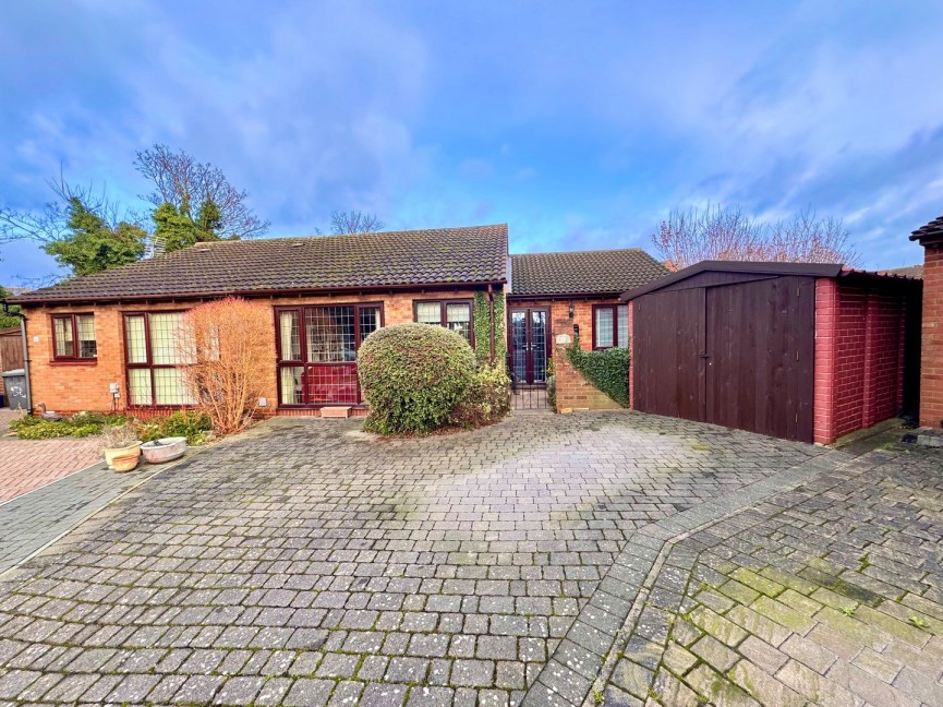 2 bedroom Bungalow for Sale Larkins Close, Baldock, Hertfordshire