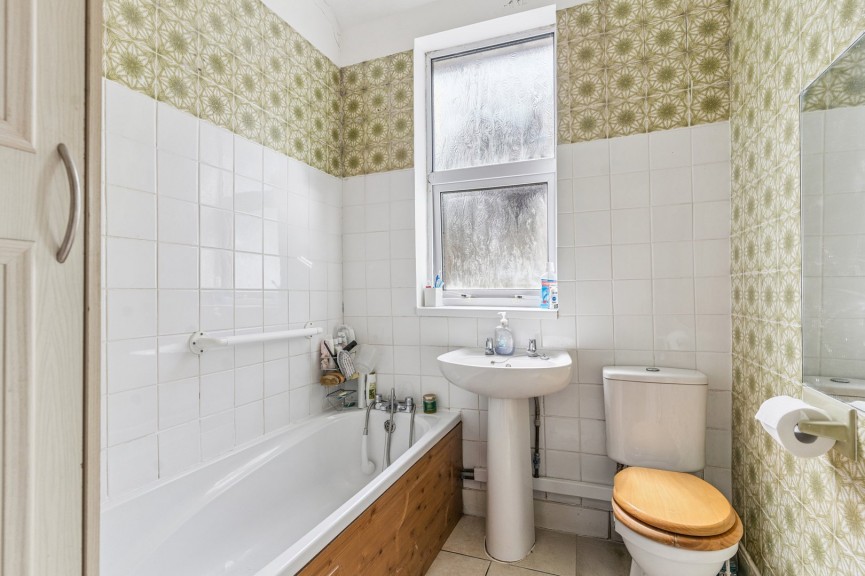 3 bedroom House for Sale Lancaster Road, Hitchin, Hertfordshire