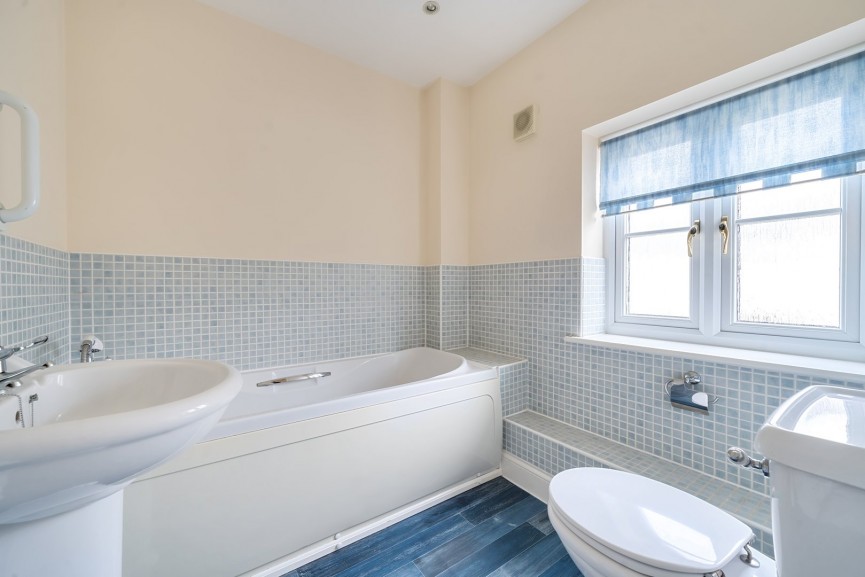3 bedroom House for Sale Dove House Drive, Henlow, Bedfordshire
