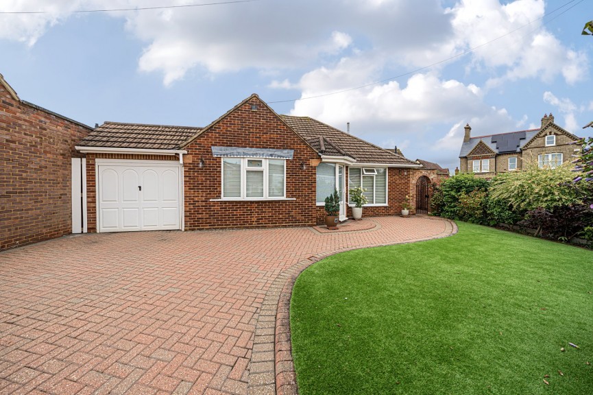 2 bedroom Bungalow for Sale Stotfold, Hitchin, Bedfordshire