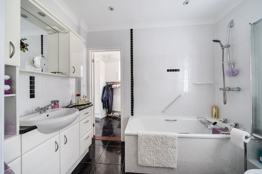2 bedroom Bungalow for Sale Stotfold, Hitchin, Bedfordshire