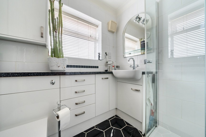 2 bedroom Bungalow for Sale Stotfold, Hitchin, Bedfordshire