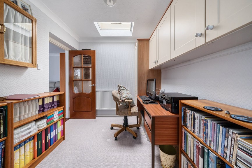 2 bedroom Bungalow for Sale Stotfold, Hitchin, Bedfordshire