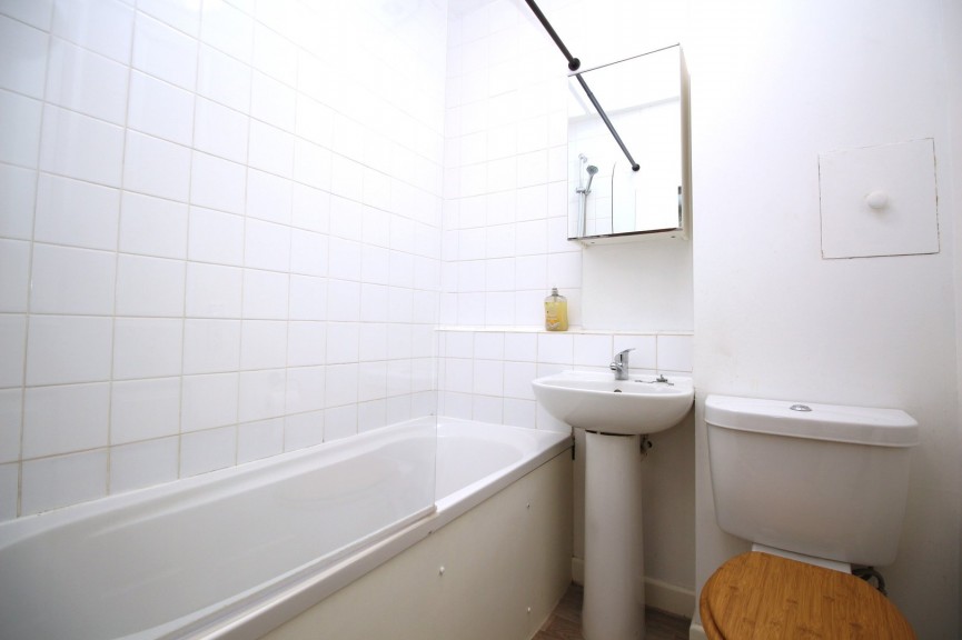2 bedroom Flat for Letting Whinbush Road, Hitchin, Hertfordshire