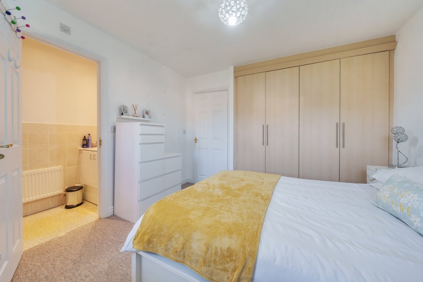 2 bedroom House for Sale Siskin Close, Royston, Hertfordshire